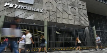 Petrobras ajusta preço da gasolina às distribuidoras para R$ 2,61 por litro