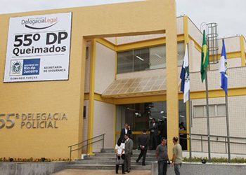 Mulher é presa por maus-tratos e crimes sexuais contra os filhos em Queimados