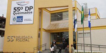 Mulher é presa por maus-tratos e crimes sexuais contra os filhos em Queimados