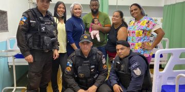 Policiais salvam bebê que se engasgou e parou de respirar em São Gonçalo
