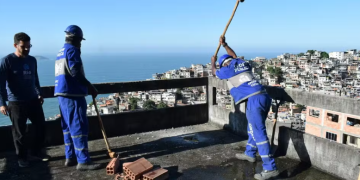 Prefeitura do Rio demole prédio irregular de 7 pavimentos no Vidigal