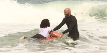 Alunos de Niterói participam de ação de inclusão social com surfe na Praia de Itacoatiara