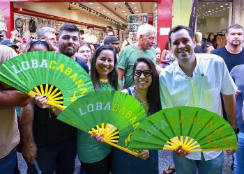Prefeito visita comércio na Saara durante show de Shakira em Copacabana