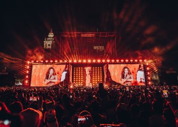Shakira faz maior show da carreira na praia de Copacabana, transmitido pela TV