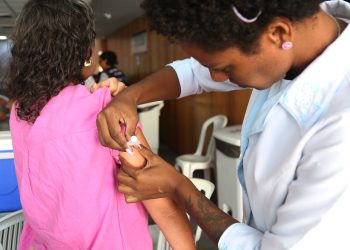 Secretaria de Saúde do RJ destaca segurança da vacina contra a influenza e combate à desinformação