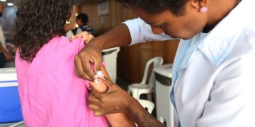 Secretaria de Saúde do RJ destaca segurança da vacina contra a influenza e combate à desinformação