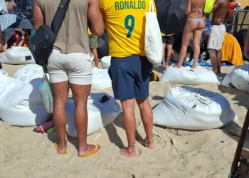Ambulantes vendem “camarotes” de areia em Copacabana durante show de Shakira