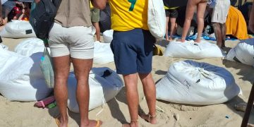 Ambulantes vendem “camarotes” de areia em Copacabana durante show de Shakira