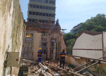 Casarão abandonado desaba em Botafogo; estrutura foi interditada e demolida