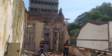 Casarão abandonado desaba em Botafogo; estrutura foi interditada e demolida