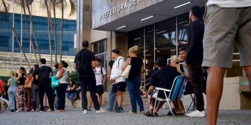 Fila longa e serviços impactados marcam último dia de atendimento eleitoral em Niterói
