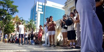 Fogo em poste interrompe atendimento na fila da Justiça Eleitoral em Niterói