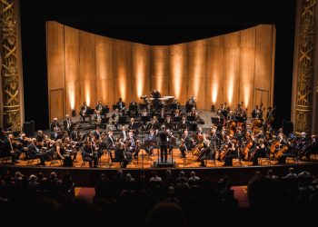 Theatro Municipal do Rio recebe concerto da Orquestra Petrobras Sinfônica com participação de violinista alemão
