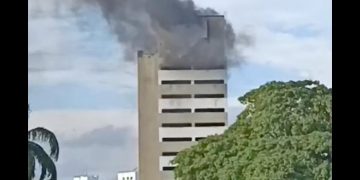 Incêndio atinge edifício no centro do Rio próximo à subestação de energia