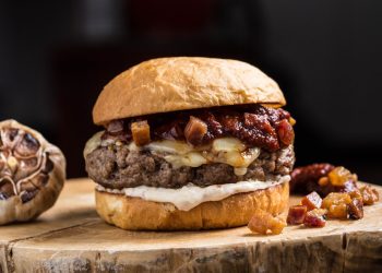 Supermercado Zona Sul Catete promove batalha gastronômica de hambúrgueres no Dia do Hambúrguer