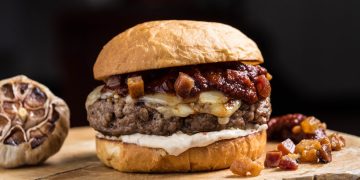 Supermercado Zona Sul Catete promove batalha gastronômica de hambúrgueres no Dia do Hambúrguer