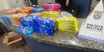 Homem de 18 anos é preso por furtar 227 barras de chocolate em shopping de Niterói
