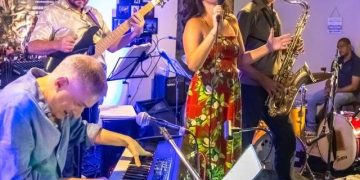 Artistas de Niterói relembram clássicos da MPB na história do Beco das Garrafas