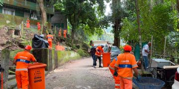 Comlurb reforça limpeza e instala novos contêineres no Tabajaras, em Copacabana