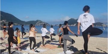 Niterói promove aula de yoga ao ar livre em Icaraí pelo Dia das Mães