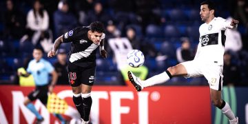 Vasco enfrenta instabilidade na defesa com atuações ruins de Cuesta e Saldivia
