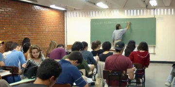 MEC anuncia fim de cursos de licenciatura totalmente a distância até 2027 após baixo desempenho no Enade