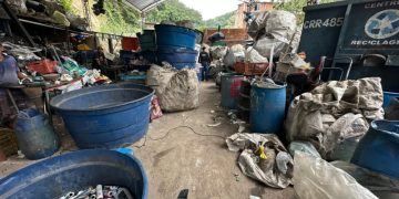 Operação em Niterói interdita ferro-velho irregular e combate receptação de materiais roubados