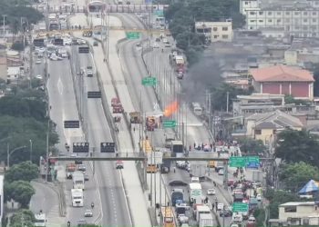 Incêndio em carreta de combustível causa interdições na Avenida Brasil, despeja fumaça e impacta trânsito