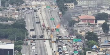 Incêndio em carreta de combustível causa interdições na Avenida Brasil, despeja fumaça e impacta trânsito