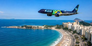 Aviação realiza voo autorizado em baixa altitude sobre praias do Rio em homenagem à seleção brasileira