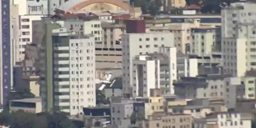 Avião de pequeno porte cai em prédio de Belo Horizonte; uma morte e três feridos
