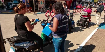 Blitz educativa em Casimiro de Abreu orienta sobre uso responsável de veículos elétricos