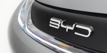 Carros elétricos, como o BYD Dolphin Mini, conquistam liderança de vendas no Brasil com preços acessíveis para grupos específicos