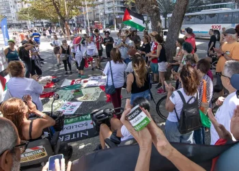 Niterói realiza ato pela paz na Palestina e memórias da Nakba na praia de Icaraí