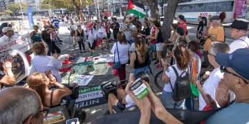 Niterói realiza ato pela paz na Palestina e memórias da Nakba na praia de Icaraí