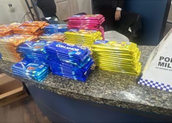 Homem é preso ao tentar furtar 227 barras de chocolate de shopping em Niterói