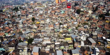 Polícia identifica uso de drones pelo Comando Vermelho para transporte de armas e drogas no Complexo do Alemão