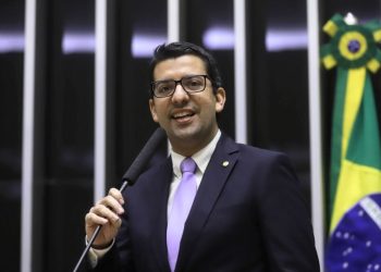 Polícia Federal realiza operação contra suspeitas de fraude em contratos milionários ligados a deputado Queiroz