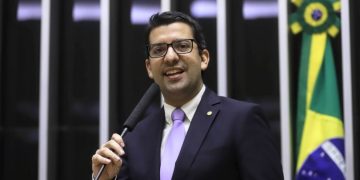 Polícia Federal realiza operação contra suspeitas de fraude em contratos milionários ligados a deputado Queiroz