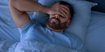 Uso excessivo de telas antes de dormir prejudica sono e contribui para ansiedade, alertam especialistas