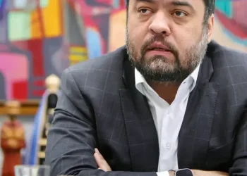 Polícia Federal investiga esquema de sonegação e evasão envolvendo ex-governador e empresário no setor de combustíveis
