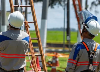 Moradores e comerciantes de Niterói enfrentam recorrentes cortes de energia e aumento na tarifa elétrica