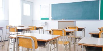 Confusão na escola de Niterói termina com retomada de matrículas após protesto
