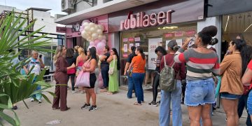 Fila em loja de roupas na Zona Oeste do Rio gera aglomeração por promoção de um ano