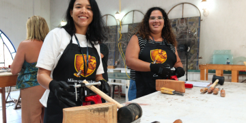 Prefeitura de Maricá realiza workshop gratuito de escultura em madeira no Castelo Sliatchicas