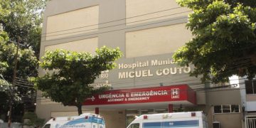 Homem fica gravemente ferido após atropelamento na orla do Recreio dos Bandeirantes