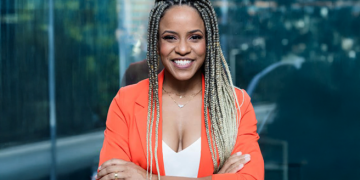 Larissa Salvador supera dificuldades e cria sucesso na advocacia de imigração nos EUA