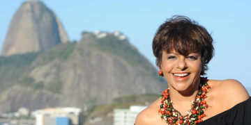 Eliane Salek celebra 50 anos de carreira com show dedicado à bossa e jazz no Rio