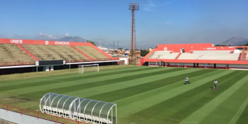 Estádios tradicionais do futebol carioca revelam a essência do esporte local