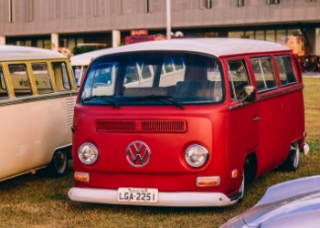 Encontro de carros clássicos da Volkswagen celebra 14 anos do grupo Duke’s em Duque de Caxias